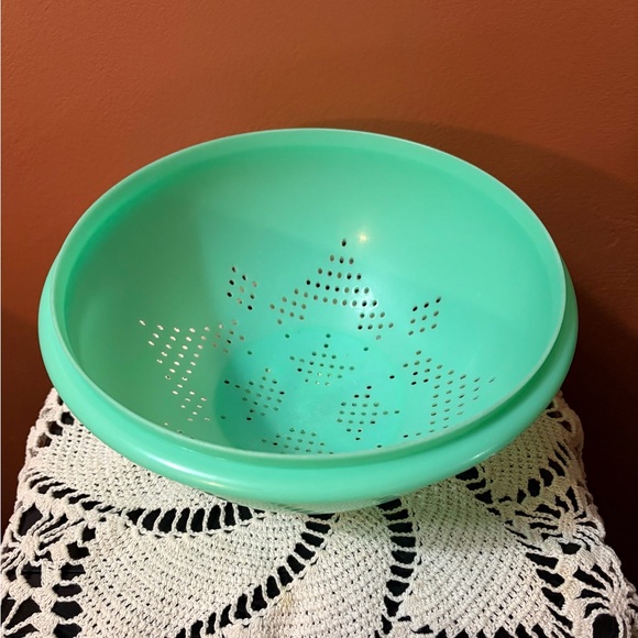 Vintage Tupperware Colander - Picture 1 of 4